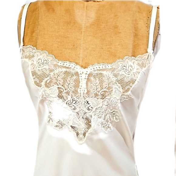 VTG Sara Beth designed short, flirty nightie or night gown chemise - Picture 3 of 12